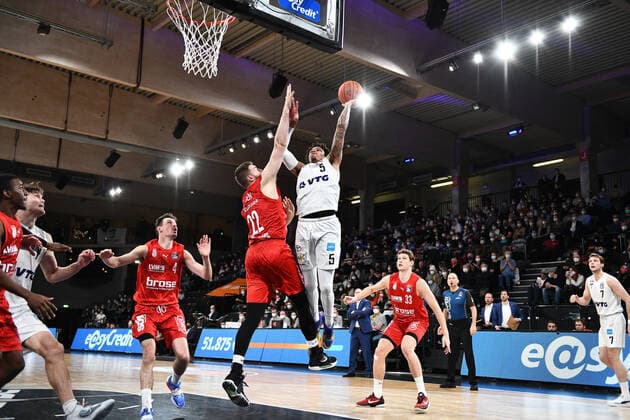 Basketball I Herren I Saison 2021-2022 I Bundesliga I 12. Spieltag I Hamburg Towers - brose bamberg I 05.01.2022 Caleb Homesley ( 5, Shooting Guard, Hamburg Towers) gegen Martinas Geben (22, brose bamberg) Hamburg edel-optics.de Arena Hamburg Deutschland Copyright: xLobeca AndreasxHannigx