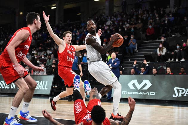 Basketball I Herren I Saison 2021-2022 I Bundesliga I 12. Spieltag I Hamburg Towers - brose bamberg I 05.01.2022 Zachary Brown ( 1, Small Forward, Hamburg Towers) gegen Patrick Heckmann (33, brose bamberg) Hamburg edel-optics.de Arena Hamburg Deutschland Copyright: xLobeca AndreasxHannigx