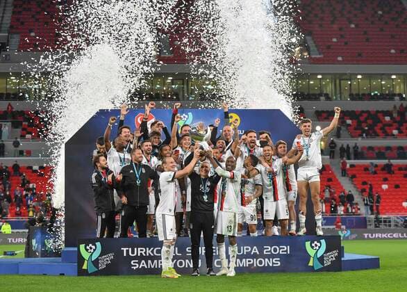 Bilder des Jahres 2022, Sport 01 Januar Sport Themen der Woche KW01 Sport Bilder des Tages (220106) -- AL RAYYAN, Jan. 6, 2022 -- Members of Besiktas celebrate on the podium during the awarding ceremony of the Turkish Super Cup 2021 final between Besiktas and Antalyaspor at the Ahmed bin Ali Stadium in Al Rayyan, Qatar, on Jan. 5, 2022. (Photo by Nikku Xinhua) (SP)QATAR-AL RAYYAN-FOOTBALL-TURKISH SUPER CUP-FINAL yangyuanyong 