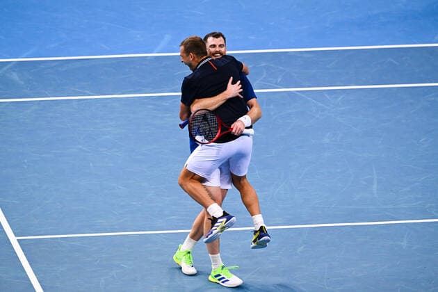 Sport Bilder des Tages Mandatory Credit: Photo by James Gourley Shutterstock (12709936cl) Dan Evans and Jamie Murray of Team Great Britain celebrates victory after winning their doubles ATP, Tennis Herren Cup Group Match against Team USA ATP Cup, Tennis, Qudos Bank Arena, Sydney, Australia - 06 Jan 2022 ATP Cup, Tennis, Qudos Bank Arena, Sydney, Australia - 06 Jan 2022  Copyright: xJamesxGourley Shutterstockx 12709936cl