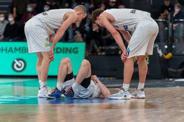 Justus Hollatz (Hamburg Towers 21) liegt verletzt am Boden Hamburg Towers vs. Brose Bamberg, Basketball, Bundesliga, Hauptrunde, Spieltag 12, Saison 2021 2022, 05.01.2022 Marcel von Fehrn Hamburg Towers vs. Brose Bamberg, Basketball, Bundesliga, Hauptrunde, Spieltag 12, Saison 2021 2022, 05.01.2022 Hamburg Copyright: xEibnerxPressefoto MarcelxvonxFehrnx EP_MFN