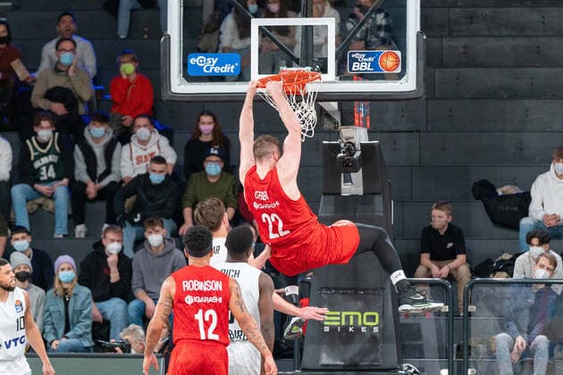 Martinas Geben (Brose Bamberg 22) haengt nach Treffer am Korb Hamburg Towers vs. Brose Bamberg, Basketball, Bundesliga, Hauptrunde, Spieltag 12, Saison 2021 2022, 05.01.2022 Marcel von Fehrn Hamburg Towers vs. Brose Bamberg, Basketball, Bundesliga, Hauptrunde, Spieltag 12, Saison 2021 2022, 05.01.2022 Hamburg Copyright: xEibnerxPressefoto MarcelxvonxFehrnx EP_MFN
