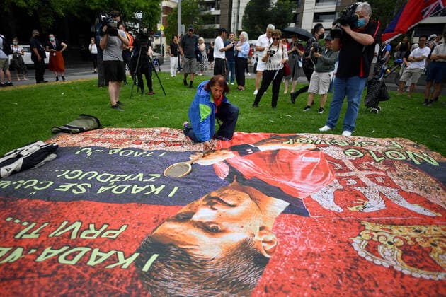 TENNIS NOVAK DJOKOVIC VISA, Supporters unfurl a banner outside the Park hotel quarantine facility where it is believed Serbian tennis player Novak Djokovic is being detained in Melbourne, Friday, January 7, 2022. World No.1 tennis star Novak Djokovic is fighting his visa cancellation and pending deportation in a Federal Court challenge. ( NO ARCHIVING, EDITORIAL USE ONLY, NO USE IN BOOKS WITHOUT CONSENT MELBOURNE VIC AUSTRALIA  Copyright: xJOELxCARRETTx 20220107001611396838