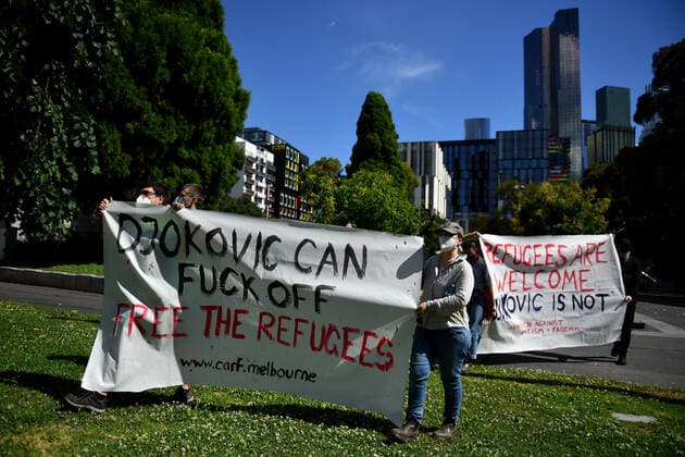 TENNIS NOVAK DJOKOVIC VISA, Pro-refugee activists carry banners outside outside the Park hotel quarantine facility where it is believed Serbian tennis player Novak Djokovic is being detained in Melbourne, Friday, January 7, 2022. World No.1 tennis star Novak Djokovic is fighting his visa cancellation and pending deportation in a Federal Court challenge. ( NO ARCHIVING, EDITORIAL USE ONLY, NO USE IN BOOKS WITHOUT CONSENT MELBOURNE VIC AUSTRALIA  Copyright: xJOELxCARRETTx 20220107001611458849