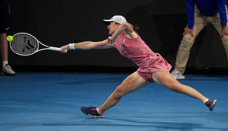 TENNIS ADELAIDE INTERNATIONAL, Iga Swiatek of Poland in her match against Victoria Azarenka of Belarus on Day 5 of the the Adelaide International Tennis Tournament, at Memorial Drive, in Adelaide, Friday, January 7, 2022. ( NO ARCHIVING, EDITORIAL USE ONLY, NO USE IN BOOKS WITHOUT CONSENT ADELAIDE SA AUSTRALIA  Copyright: xMATTxTURNERx 20220107001611498056