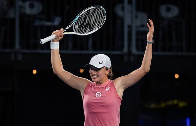 Mandatory Credit: Photo by Rob Prange Shutterstock (12683874do) Iga Swiatek of Poland in action during the quarter-final at the 2022 Adelaide International WTA, Tennis Damen 500 tennis tournament Adelaide International, Tennis, Memorial Drive Tennis Centre, Adelaide, Australia - 07 Jan 2022 Adelaide International, Tennis, Memorial Drive Tennis Centre, Adelaide, Australia - 07 Jan 2022  Copyright: xRobxPrange Shutterstockx 12683874do