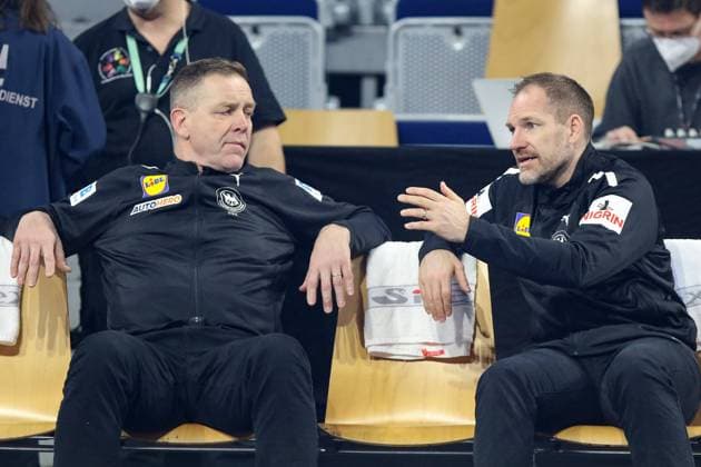 Deutschland - Schweiz, Testspiel Lnks Trainer Alfred Gislason (Deutschland) im Gespräch mit Torwarttrainer Mattias Andersson (Deutschland). Handball-Länderspiel zwischen Deutschland und der Schweiz am 7. Januar 2022 in Mannheim., Mannheim Baden-Württemberg Deutschland SAP Arena