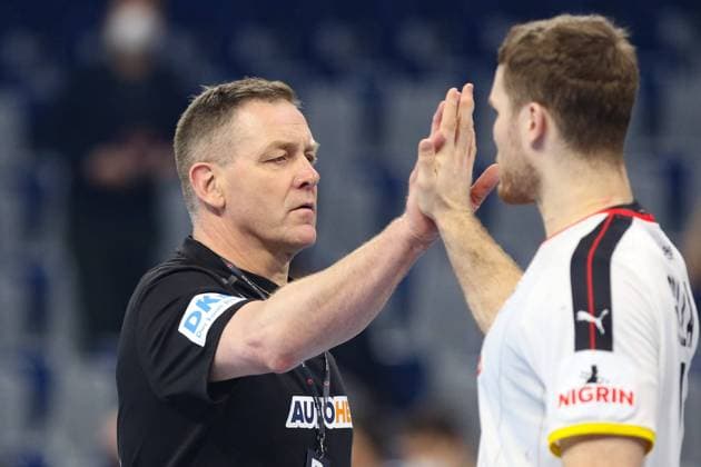 Deutschland - Schweiz, Testspiel Trainer Alfred Gislason (Deutschland) klatscht mit Johannes Golla (Deutschland, 4) ab. Handball-Länderspiel zwischen Deutschland und der Schweiz am 7. Januar 2022 in Mannheim., Mannheim Baden-Württemberg Deutschland SAP Arena