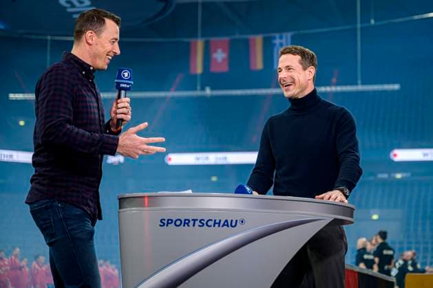 Mannheim, Deutschland 07. Januar 2022: DHB Herren Testspiel, EHF EM 2022, Deutschland vs. Schweiz v.li. ARD-Experte Dominik Klein, Moderator Alexander Bommes Mannheim SAP Baden-Württemberg Deutschland