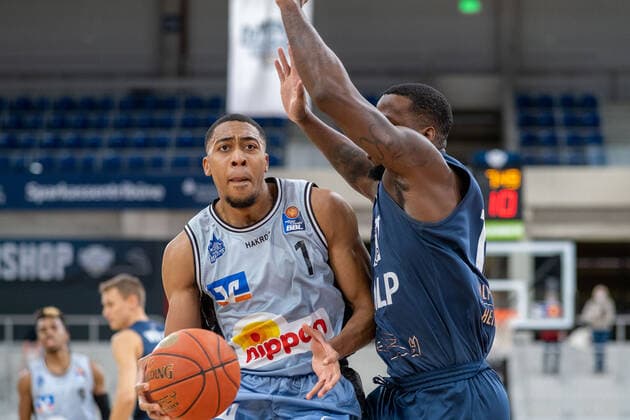 Jaren Lewis (HAKRO Merlins Crailsheim, 1) im Zweikampf mit Kelvin Martin (MLP Academics Heidelberg, 10), MLP Academics Heidelberg vs. HAKRO Merlins Crailsheim, Basketball, easyCredit Bundesliga, 16.Spieltag, Saison 2021 2022, 07.01.2022, MLP Academics Heidelberg vs. HAKRO Merlins Crailsheim, Basketball, easyCredit Bundesliga, 16.Spieltag, Saison 2021 2022, 07.01.2022, Heidelberg Copyright: xEibner-Pressefotox EP_EER