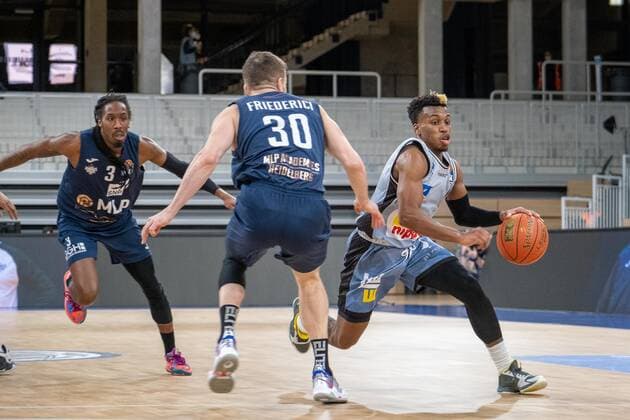 T.J. Shorts (HAKRO Merlins Crailsheim, 0) im Zweikampf mit Leon Friederici (MLP Academics Heidelberg, 30), MLP Academics Heidelberg vs. HAKRO Merlins Crailsheim, Basketball, easyCredit Bundesliga, 16.Spieltag, Saison 2021 2022, 07.01.2022, MLP Academics Heidelberg vs. HAKRO Merlins Crailsheim, Basketball, easyCredit Bundesliga, 16.Spieltag, Saison 2021 2022, 07.01.2022, Heidelberg Copyright: xEibner-Pressefotox EP_EER