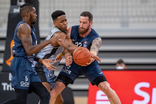 Richmond Aririguzoh (HAKRO Merlins Crailsheim, 34) im Zweikampf mit Phillipp Heyden (MLP Academics Heidelberg, 22) und Shyron Ely (MLP Academics Heidelberg, 5), MLP Academics Heidelberg vs. HAKRO Merlins Crailsheim, Basketball, easyCredit Bundesliga, 16.Spieltag, Saison 2021 2022, 07.01.2022, MLP Academics Heidelberg vs. HAKRO Merlins Crailsheim, Basketball, easyCredit Bundesliga, 16.Spieltag, Saison 2021 2022, 07.01.2022, Heidelberg Copyright: xEibner-Pressefotox EP_EER