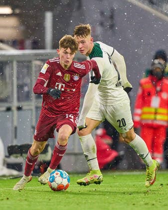 Paul Wanner, FCB 14 compete for the ball, tackling, duel, header, zweikampf, action, fight against Luca Netz, MG 20 in the match FC BAYERN MÜNCHEN - BORUSSIA MÖNCHENGLADBACH 1.German Football League on Jan 7, 2022 in Munich, Germany. Season 2021 2022, matchday 18, 1.Bundesliga, FCB, München, 18.Spieltag. FCB