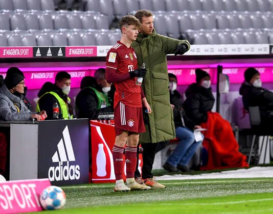 Fussball 1. Bundesliga Saison 2021 2022 18. Spieltag FC Bayern Muenchen - Borussia Moenchengladbach 07.01.2022 Einwechslung von Trainer Julian Nagelsmann (li, FC Bayern Muenchen) mit Paul Wanner (re, FC Bayern Muenchen)