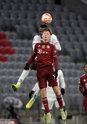07.01.2022, Fussball 1. Bundesliga 2021 2022, 18. Spieltag, FC Bayern München - Borussia Mönchengladbach, in der Allianz-Arena München. Paul Wanner (FC Bayern München) im Kopfballduell.