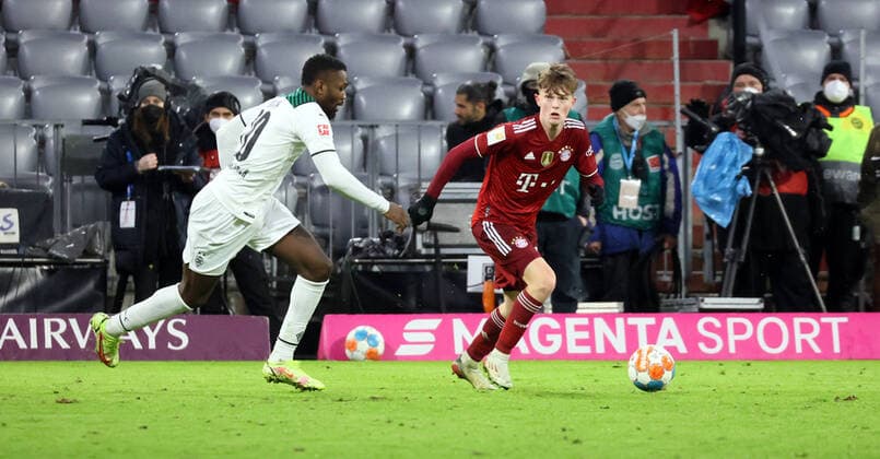 07.01.22 FC Bayern München - Borussia Mönchengladbach Deutschland, München, 07.01.2022, Fussball, Bundesliga, FC Bayern München - Borussia Mönchengladbach: v.l. Marcus Thuram (Borussia Mönchengladbach), Paul Wanner (FC Bayern München). *** 07 01 22 FC Bayern Munich Borussia Mönchengladbach Germany, Munich, 07 01 2022, Football, Bundesliga, FC Bayern Munich Borussia Mönchengladbach v l Marcus Thuram Borussia Mönchengladbach , Paul Wanner FC Bayern Munich