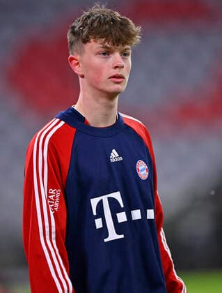 Vor Spielbeginn: Paul Wanner FC Bayern Muenchen FCB FC Bayern München FCB vs Borussia Mönchengladbach BMG Gladbach 07.01.2022 DFL REGULATIONS PROHIBIT ANY USE OF PHOTOGRAPHS AS IMAGE SEQUENCES AND OR QUASI-VIDEO FC Bayern München FCB vs Borussia Mönchengladbach BMG Gladbach *** Before the start of the match Paul Wanner FC Bayern Muenchen FCB FC Bayern Munich FCB vs Borussia Mönchengladbach BMG Gladbach 07 01 2022 DFL REGULATES PROHIBIT ANY USE OF PHOTOGRAPHS AS IMAGE SEQUENCES AND OR QUASI VIDEO FC Bayern Munich FCB vs Borussia Mönchengladbach BMG Gladbach