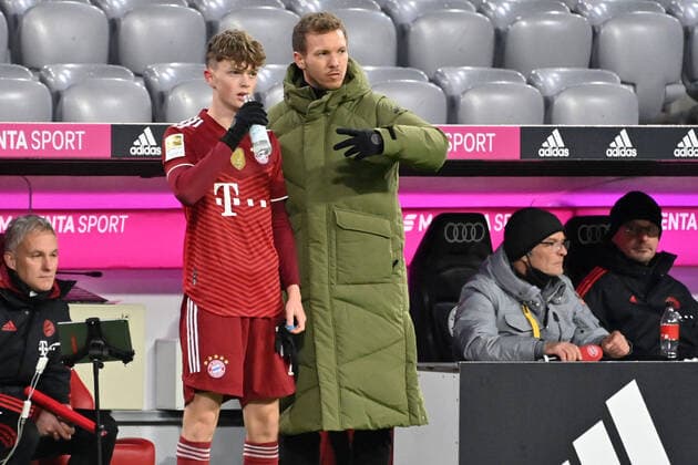 Trainer Julian NAGELSMANN (Bayern Muenchen) mit Paul WANNER (Bayern Muenchen) vor Einwechslung. Gestik,gibt Anweisungen. Fussball 1. Bundesliga Saison 2021 2022,18.Spieltag, Spieltag18. FC Bayern Muenchen - Borussia Moenchengladbach 1-2, am 07.01.2022, A L L I A N Z A R E N A Muenchen. *** Coach Julian NAGELSMANN Bayern Muenchen with Paul WANNER Bayern Muenchen before substitution gestures,gives instructions Football 1 Bundesliga season 2021 2022,18 matchday, matchday18 FC Bayern Muenchen Borussia Moenchengladbach 1 2, on 07 01 2022, A L L I A N Z A R E N A Muenchen