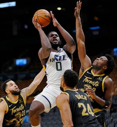 January 7, 2022, Toronto, ON, Canada: Utah Jazz forward Eric Paschall (0) shoots while surrounded by Toronto Raptors guard Fred VanVleet (23), centre Khem Birch (24) and forward OG Anunoby (3) during first half NBA, Basketball Herren, USA basketball action in Toronto on Friday, January 7, 2022. Canada News - January 7, 2022 - ZUMAc35_ 20220107_zaf_c35_089 Copyright: xFrankxGunnx