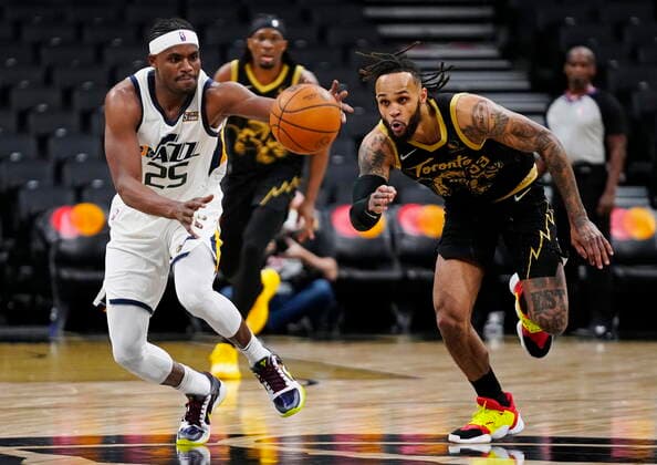 January 7, 2022, Toronto, ON, Canada: Utah Jazz forward Daniel House Jr. (25) and Toronto Raptors guard Gary Trent Jr. (33) chase a loose ball during second half NBA, Basketball Herren, USA basketball action in Toronto on Friday, January 7, 2022. Canada News - January 7, 2022  - ZUMAc35_ 20220107_zaf_c35_112 Copyright: xFrankxGunnx
