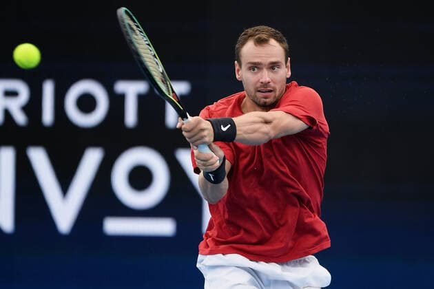 SYDNEY, AUSTRALIA - JANUARY 08: Roman Safiullin of Russia plays a backhand during the ATP, Tennis Herren Cup Tennis semifinal match between Roman Safiullin of Russia and Denis Shapovalov of Canada at Ken Rosewall Arena on January 08, 2022 in Sydney, Australia. (Photo by Steven Markham Icon Sportswire) TENNIS: JAN 08 ATP Cup Sydney Icon2201080061