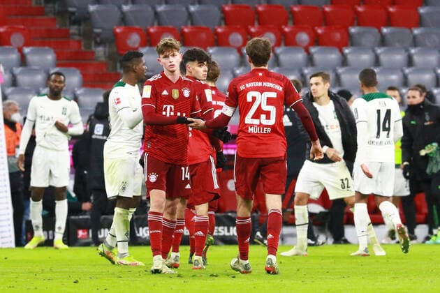 25 Thomas Mueller, 34 Lucas Copado und 14 Paul Wanner (FCB) am Spielende, Abklatschen, Fussball 1. BL FC Bayern Muenchen - Borussia Moenchengladbach 07.01.2021 Allianz Arena FOTO: Mladen Lackovic LakoPress