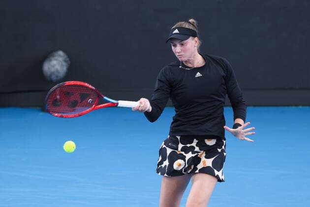 ADELAIDE, AUSTRALIA - JANUARY 08: Elena Rybakina of Kazakhstan plays a forehand during the WTA, Tennis Damen singles match between Elena Rybakina of Kazakhstan and Misaki Doi of Japan on day six of the Adelaide International tennis tournament at Memorial Drive on January 08, 2022 in Adelaide, Australia. (Photo by Peter Mundy Speed Media Icon Sportswire) TENNIS: JAN 08 Adelaide International Icon220108030