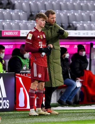 Fussball 1. Bundesliga Saison 2021 2022 18. Spieltag FC Bayern Muenchen - Borussia Moenchengladbach 07.01.2022 Einwechslung von Trainer Julian Nagelsmann (li, FC Bayern Muenchen) mit Paul Wanner (re, FC Bayern Muenchen) *** Football 1 Bundesliga season 2021 2022 18 matchday FC Bayern Muenchen Borussia Moenchengladbach 07 01 2022 substitution of coach Julian Nagelsmann left, FC Bayern Muenchen with Paul Wanner right, FC Bayern Muenchen