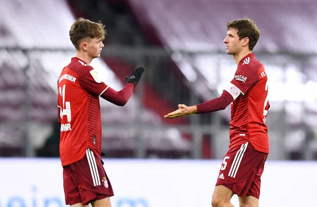Fussball 1. Bundesliga Saison 2021 2022 18. Spieltag FC Bayern Muenchen - Borussia Moenchengladbach 07.01.2022 Juengster FC Bayern Muenchen Spieler bei seinem ersten Einsatz in der Bundesliga mit 16 Jahren und 15 Tage: Paul Wanner (li) klatscht nch dem Spiel mit Thomas Mueller (re, FC Bayern Muenchen) ab *** Football 1 Bundesliga season 2021 2022 18 matchday FC Bayern Muenchen Borussia Moenchengladbach 07 01 2022 Youngest FC Bayern Muenchen player in his first appearance in the Bundesliga at the age of 16 years and 15 days Paul Wanner (left) applauds after the match with Thomas Mueller (right), FC Bayern Muenchen