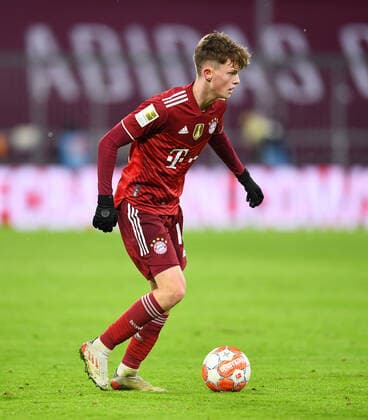 Fussball 1. Bundesliga Saison 2021 2022 18. Spieltag FC Bayern Muenchen - Borussia Moenchengladbach 07.01.2022 Juengster FC Bayern Muenchen Spieler bei seinem ersten Einsatz in der Bundesliga mit 16 Jahren und 15 Tage: Paul Wanner am Ball