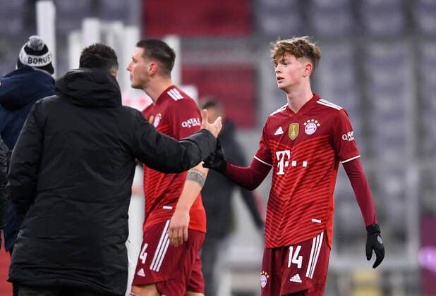 Fussball 1. Bundesliga Saison 2021 2022 18. Spieltag FC Bayern Muenchen - Borussia Moenchengladbach 07.01.2022 Juengster FC Bayern Muenchen Spieler bei seinem ersten Einsatz in der Bundesliga mit 16 Jahren und 15 Tage: Paul Wanner (re) klatscht nch dem Spiel mit Sportdirektor Hasan Salihamidzic (li, FC Bayern Muenchen) ab *** Football 1 Bundesliga season 2021 2022 18 matchday FC Bayern Muenchen Borussia Moenchengladbach 07 01 2022 Youngest FC Bayern Muenchen player in his first appearance in the Bundesliga at the age of 16 years and 15 days Paul Wanner r applauds after the game with sports director Hasan Salihamidzic li, FC Bayern Muenchen