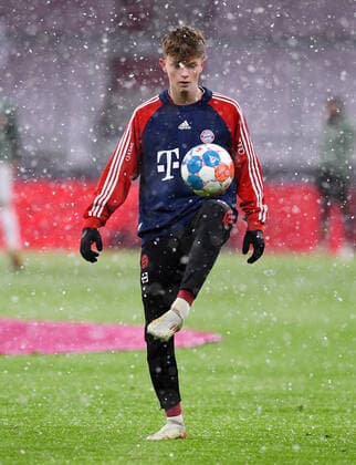Fussball 1. Bundesliga Saison 2021 2022 18. Spieltag FC Bayern Muenchen - Borussia Moenchengladbach 07.01.2022 Juengster FC Bayern Muenchen Spieler bei seinem ersten Einsatz in der Bundesliga mit 16 Jahren und 15 Tage: Paul Wanner beim Aufwaermen