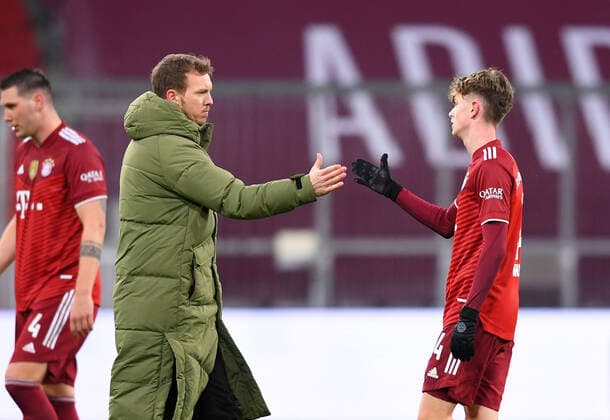 Fussball 1. Bundesliga Saison 2021 2022 18. Spieltag FC Bayern Muenchen - Borussia Moenchengladbach 07.01.2022 Juengster FC Bayern Muenchen Spieler bei seinem ersten Einsatz in der Bundesliga mit 16 Jahren und 15 Tage: Paul Wanner (re) klatscht nch dem Spiel mit Trainer Julian Nagelsmann (li, FC Bayern Muenchen) ab