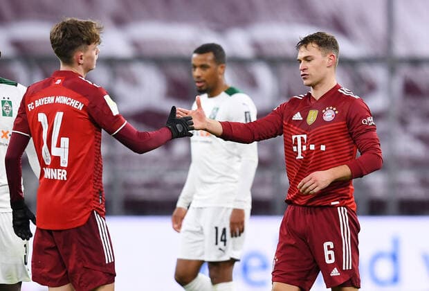 Fussball 1. Bundesliga Saison 2021 2022 18. Spieltag FC Bayern Muenchen - Borussia Moenchengladbach 07.01.2022 Juengster FC Bayern Muenchen Spieler bei seinem ersten Einsatz in der Bundesliga mit 16 Jahren und 15 Tage: Paul Wanner (li) klatscht nch dem Spiel mit Joshua Kimmich (re, FC Bayern Muenchen) ab *** Football 1 Bundesliga season 2021 2022 18 matchday FC Bayern Muenchen Borussia Moenchengladbach 07 01 2022 Youngest FC Bayern Muenchen player in his first appearance in the Bundesliga at the age of 16 years and 15 days Paul Wanner (left) after the match with Joshua Kimmich (right), FC Bayern Muenchen