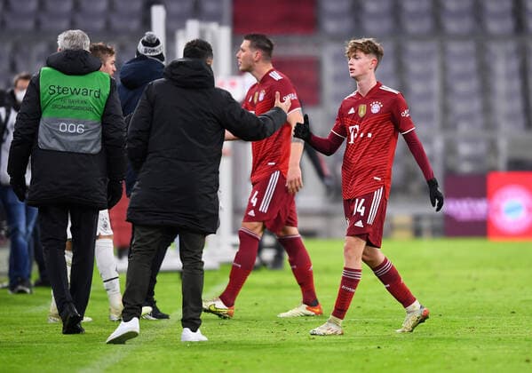 Fussball 1. Bundesliga Saison 2021 2022 18. Spieltag FC Bayern Muenchen - Borussia Moenchengladbach 07.01.2022 Juengster FC Bayern Muenchen Spieler bei seinem ersten Einsatz in der Bundesliga mit 16 Jahren und 15 Tage: Paul Wanner (re) klatscht nch dem Spiel mit Sportdirektor Hasan Salihamidzic (li, FC Bayern Muenchen) ab *** Football 1 Bundesliga season 2021 2022 18 matchday FC Bayern Muenchen Borussia Moenchengladbach 07 01 2022 Youngest FC Bayern Muenchen player in his first appearance in the Bundesliga at the age of 16 years and 15 days Paul Wanner r applauds after the game with sports director Hasan Salihamidzic li, FC Bayern Muenchen