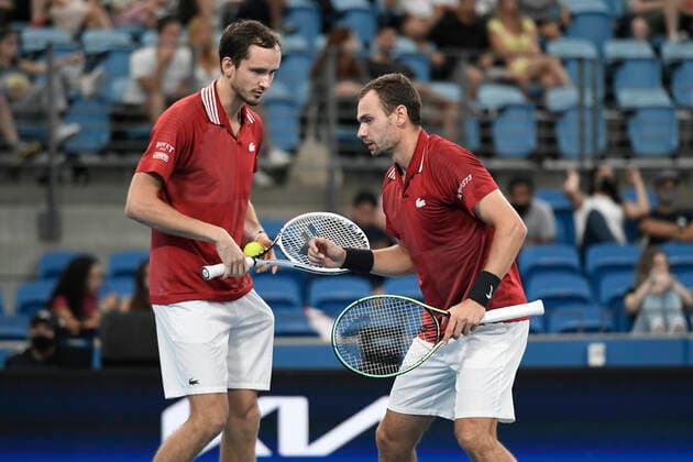 8th January 2022: Ken Rosewall Arena, Sydney Olympic Park, Sydney, Australia; ATP, Tennis Herren Cup tennis tournament, Semi Final Canada versus Russia; Daniil Medvedev and Roman Safiullin of Team Russia in their doubles match againstDenis Shapovalov and Felix Auger-Aliassime of Team Canada  ActionPlus12354330 NigelxOwen