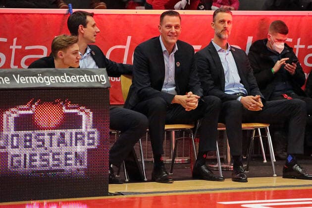 08.01.2022, xovx, Basketball 1. Bundesliga, easy Credit BBL, JobStairs Gießen 46ers - BG Göttingen v.l. Co-Trainer Steven Wriedt (Gießen 46ers), Trainer Pete Strobl (Gießen 46ers) Gießen Sporthalle Ost Hessen Deutschland (DE)