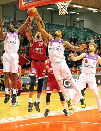 08.01.2022, xovx, Basketball 1. Bundesliga, easy Credit BBL, JobStairs Gießen 46ers - BG Göttingen v.l. Kamar Baldwin (BG Göttingen), Phillip Fayne II (Gießen 46ers), Jeff Roberson (BG Göttingen), Jake Toolson (BG Göttingen) Gießen Sporthalle Ost Hessen Deutschland (DE)
