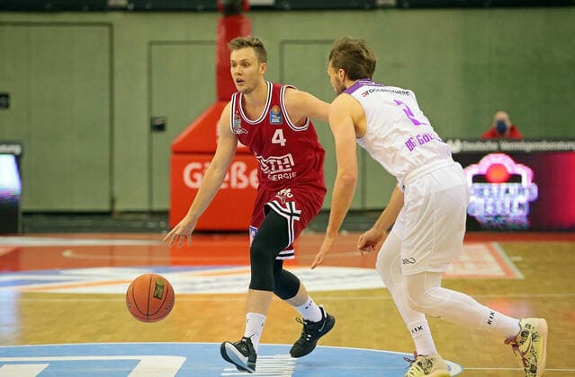 08.01.2022, xovx, Basketball 1. Bundesliga, easy Credit BBL, JobStairs Gießen 46ers - BG Göttingen v.l. Bjarne Kraushaar (Gießen 46ers), Jake Toolson (BG Göttingen) Gießen Sporthalle Ost Hessen Deutschland (DE)