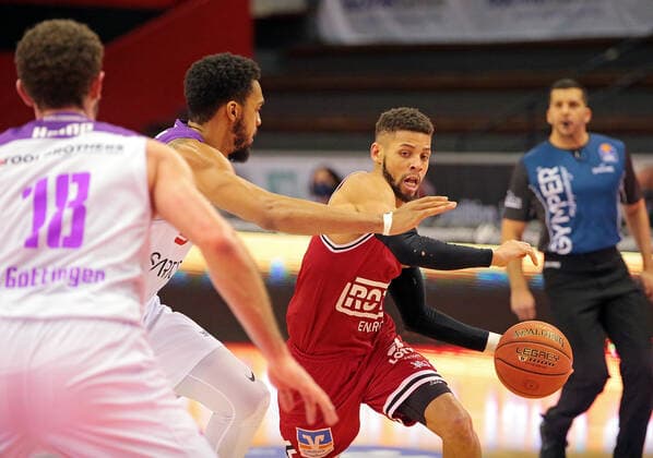 08.01.2022, xovx, Basketball 1. Bundesliga, easy Credit BBL, JobStairs Gießen 46ers - BG Göttingen v.l. Harper Kamp (BG Göttingen), Jeff Roberson (BG Göttingen), Kendale McCullum (Gießen 46ers) Gießen Sporthalle Ost Hessen Deutschland (DE)