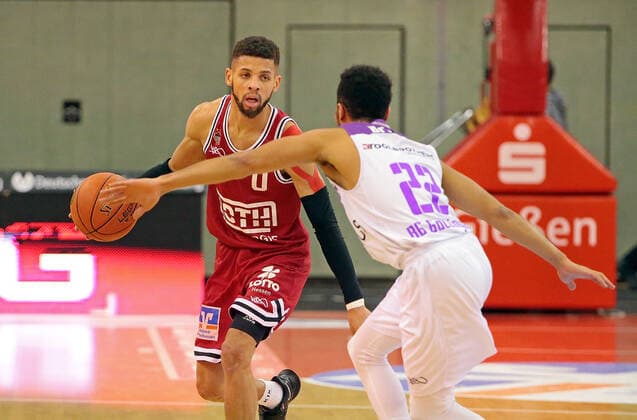 08.01.2022, xovx, Basketball 1. Bundesliga, easy Credit BBL, JobStairs Gießen 46ers - BG Göttingen v.l. Kendale McCullum (Gießen 46ers), Stephen Brown Jr. (BG Göttingen) Gießen Sporthalle Ost Hessen Deutschland (DE)