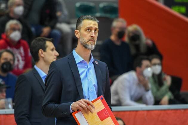 Pete Strobl, Coach Giessen 16. Spieltag, Basketball Bundesliga, Basketball Saison 2021 2022, Deutschland, easyCredit BBL, Germany, Giessen 46ers, giessen rot, Herren, Jobstairs GIESSEN 46ers - BG Göttingen, Männer, Göttingen in weiß - lila