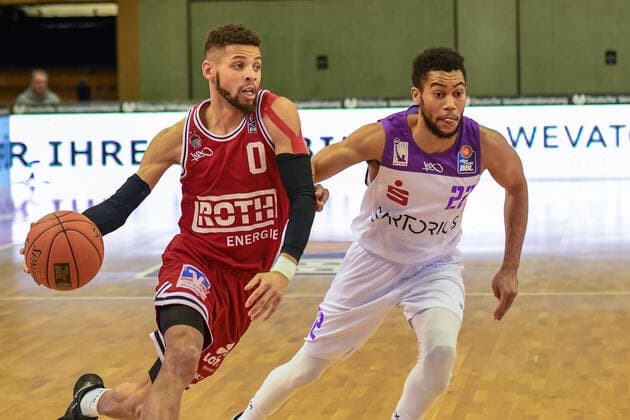 Kendale McCullum, Stephen Brown 16. Spieltag, Basketball Bundesliga, Basketball Saison 2021 2022, Deutschland, easyCredit BBL, Germany, Giessen 46ers, giessen rot, Herren, Jobstairs GIESSEN 46ers - BG Göttingen, Männer, Göttingen in weiß - lila