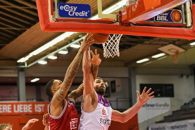Phillip Fayne, Harper Kamp 16. Spieltag, Basketball Bundesliga, Basketball Saison 2021 2022, Deutschland, easyCredit BBL, Germany, Giessen 46ers, giessen rot, Herren, Jobstairs GIESSEN 46ers - BG Göttingen, Männer, Göttingen in weiß - lila