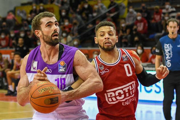 Harper Kamp, Kendale McCullum 16. Spieltag, Basketball Bundesliga, Basketball Saison 2021 2022, Deutschland, easyCredit BBL, Germany, Giessen 46ers, giessen rot, Herren, Jobstairs GIESSEN 46ers - BG Göttingen, Männer, Göttingen in weiß - lila