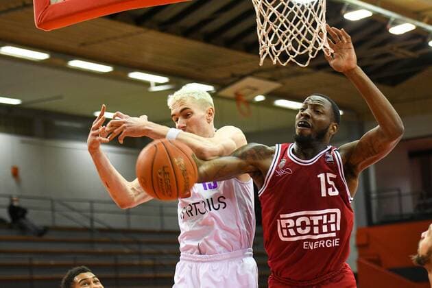 Phillip Hartwich, JD Miller 16. Spieltag, Basketball Bundesliga, Basketball Saison 2021 2022, Deutschland, easyCredit BBL, Germany, Giessen 46ers, giessen rot, Herren, Jobstairs GIESSEN 46ers - BG Göttingen, Männer, Göttingen in weiß - lila