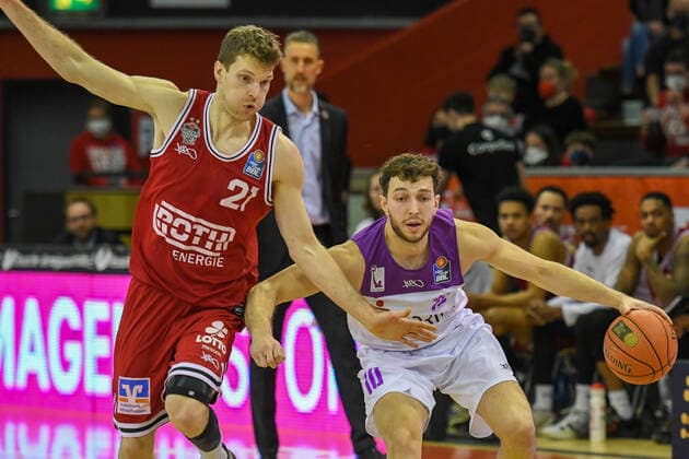 Florian Koch, Haris Hujic 16. Spieltag, Basketball Bundesliga, Basketball Saison 2021 2022, Deutschland, easyCredit BBL, Germany, Giessen 46ers, giessen rot, Herren, Jobstairs GIESSEN 46ers - BG Göttingen, Männer, Göttingen in weiß - lila