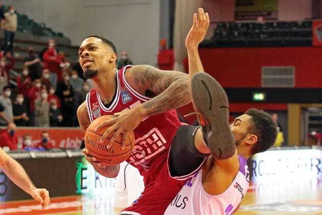 08.01.2022, xovx, Basketball 1. Bundesliga, easy Credit BBL, JobStairs Gießen 46ers - BG Göttingen v.l. Phillip Fayne II (Gießen 46ers), Stephen Brown Jr. (BG Göttingen) Gießen Sporthalle Ost Hessen Deutschland (DE)