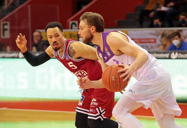 08.01.2022, xovx, Basketball 1. Bundesliga, easy Credit BBL, JobStairs Gießen 46ers - BG Göttingen v.l. Kyan Anderson (Gießen 46ers), Jake Toolson (BG Göttingen) Gießen Sporthalle Ost Hessen Deutschland (DE)