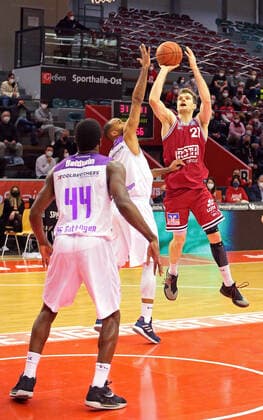 08.01.2022, xovx, Basketball 1. Bundesliga, easy Credit BBL, JobStairs Gießen 46ers - BG Göttingen v.l. Kamar Baldwin (BG Göttingen), Akeem Vargas (BG Göttingen), Florian Koch (Gießen 46ers) Gießen Sporthalle Ost Hessen Deutschland (DE)